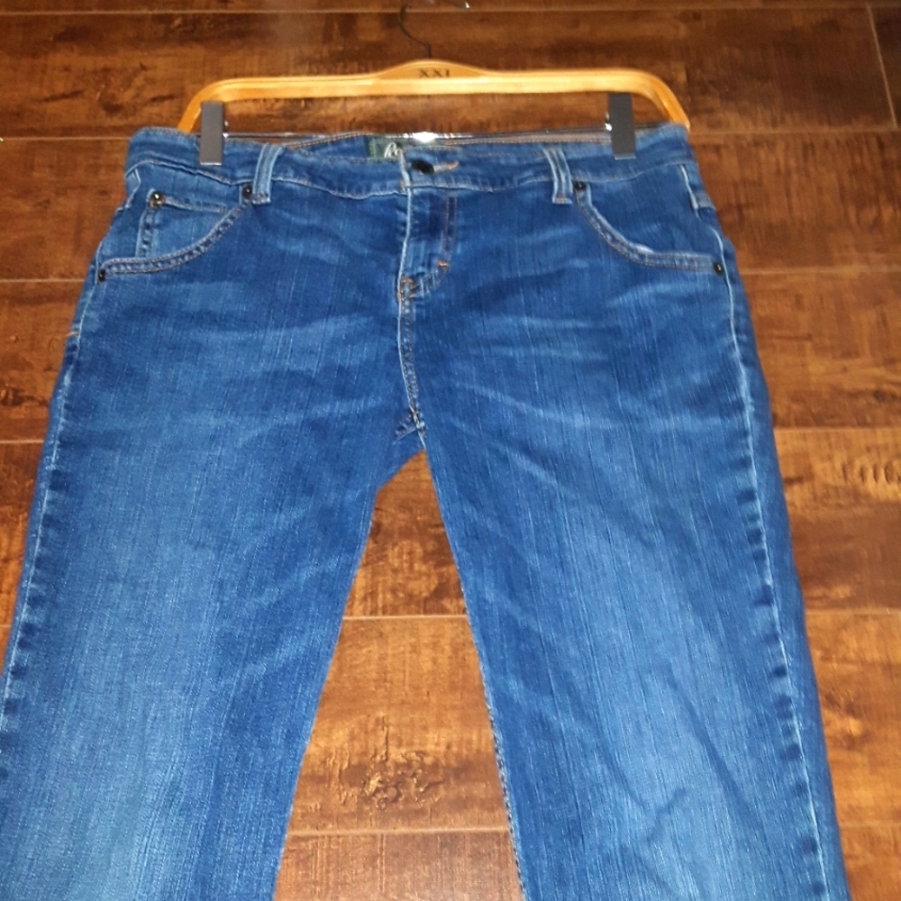 Roots size28 jeans. Small snag in crotch but not a hole. Price reflects this